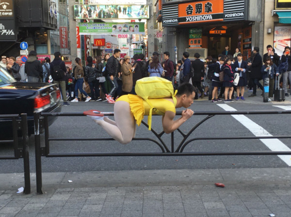 ▲▼ 東京街頭女孩遛大叔　高衩緊身衣男甘願當狗奴「在地上爬」。（圖／翻攝自@omaru_uwabaki）