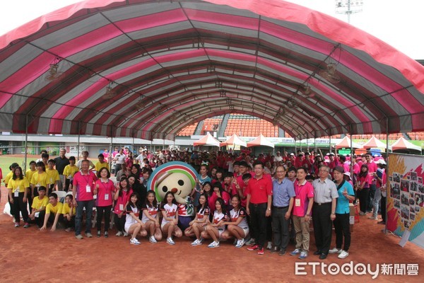 ▲統一企業慈善事業基金會，為歡慶成立40週年，在台南市立棒球場，舉辦｢愛與感恩趣味樂活日｣慈善公益活動。（圖／記者林悅攝）