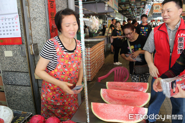 ▲在八掌溪畔栽種的台南學甲頂洲西瓜，頂港有名聲，但今年降雨少，西瓜減產，價格卻沒有上漲，賣西瓜的瓜農一臉愁容，向高思博訴苦。（圖／高思博提供）