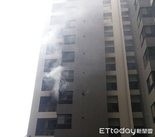 ▲台南市東區文化路一棟12層高的大樓5日下午傳出火警，冒出大量濃煙，台南市消防局出動9個分隊，各式消防車22部前往搶救。（圖／記者林悅翻攝）