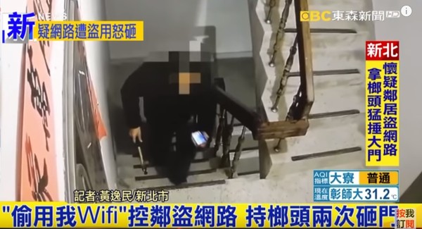 ▲▼鍾男因懷疑網路遭樓上住戶「偷偷連接」，憤而持榔頭2度砸門洩憤。（圖／東森新聞）