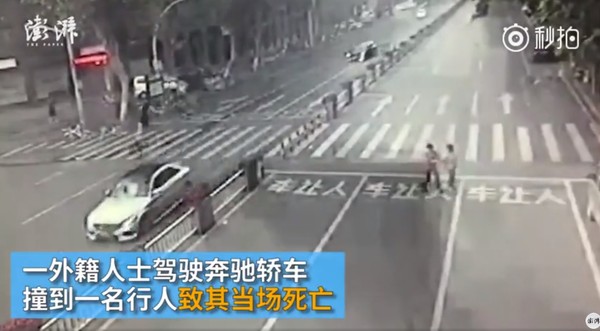 ▲▼浙江金華車禍，外籍男駕賓士高速撞死行人。（圖／翻攝《澎湃新聞》）