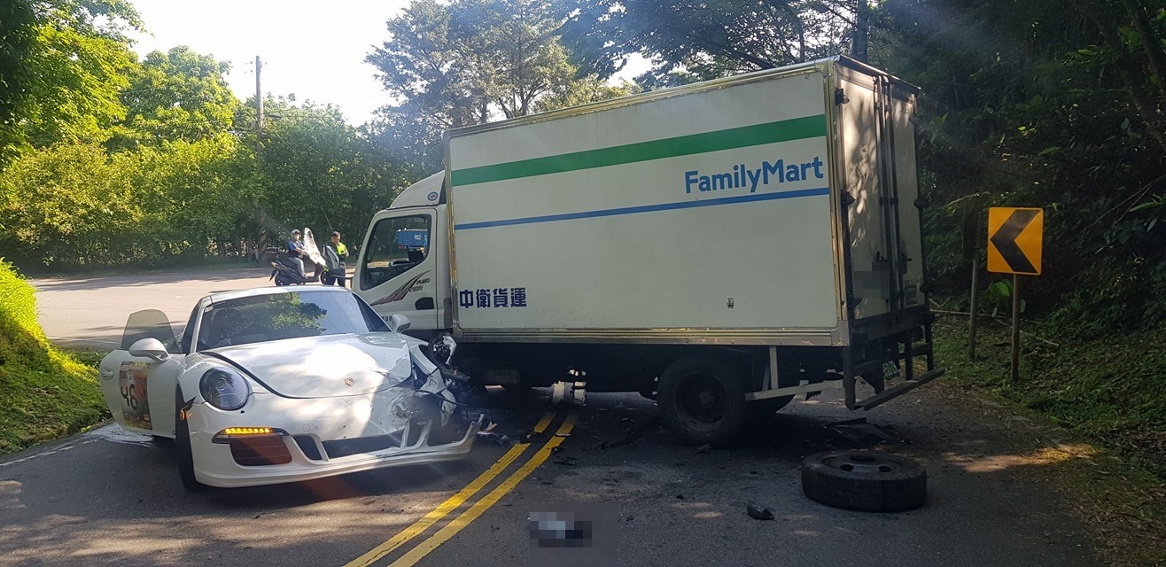 過彎打滑！物流車越雙黃線「猛撞保時捷」（圖／翻攝「重機車友▕ 各區路況、天氣回報中心」臉書社團）