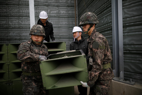 ▲▼ 南韓士兵拆除邊境心戰喊話擴音設備。（圖／路透社）