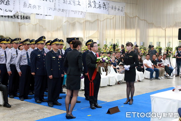 ▲國道四隊新市分隊警員郭振雄、葉家豪告別式，台南市長李孟諺前往弔唁、慰問家屬，並承諾用最大力量照顧家屬。（圖／市府提供）