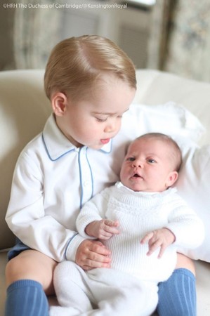 ▲▼英國凱特王妃拍攝喬治王子抱著妹妹夏綠蒂公主的照片。（圖／翻攝自Kensington Palace官方推特）