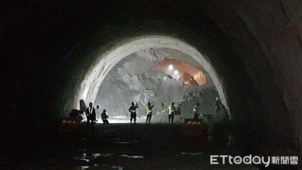 蘇花改中仁隧道北上線全長約4.7公里，面對艱困之地質挑戰，歷經1,048天於年5月6日貫通，象徵蘇花改計畫向前邁進一大步。（圖／公路總局提供）