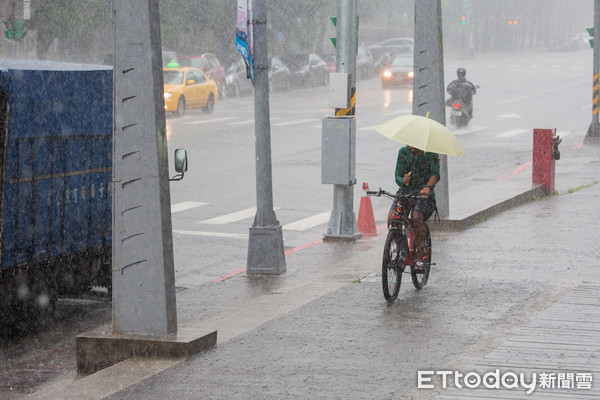▲▼下雨天,大雨,豪雨,天氣,行車安全,雨天行車,交通安全,腳踏車,自行車,單車（圖／記者季相儒攝）