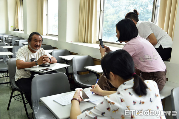 圖四：學員們為了融媒體作品，特邀請「老鷹想飛」生態紀錄片導演梁皆得至世新接受訪問。（圖／世新大學提供）