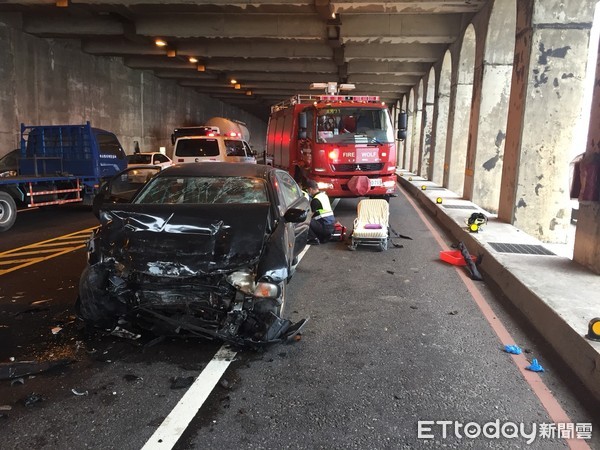 ▲▼新北市瑞芳傳2車對撞意外，一駕駛命危送醫。（圖／記者林煒傑翻攝）