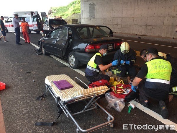 ▲▼新北市瑞芳傳2車對撞意外，一駕駛命危送醫。（圖／記者林煒傑翻攝）