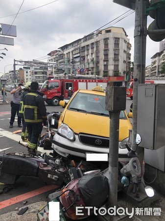 ▲▼永和傳計程車暴衝待轉區，現場4人受傷送醫。（圖／記者林煒傑翻攝）