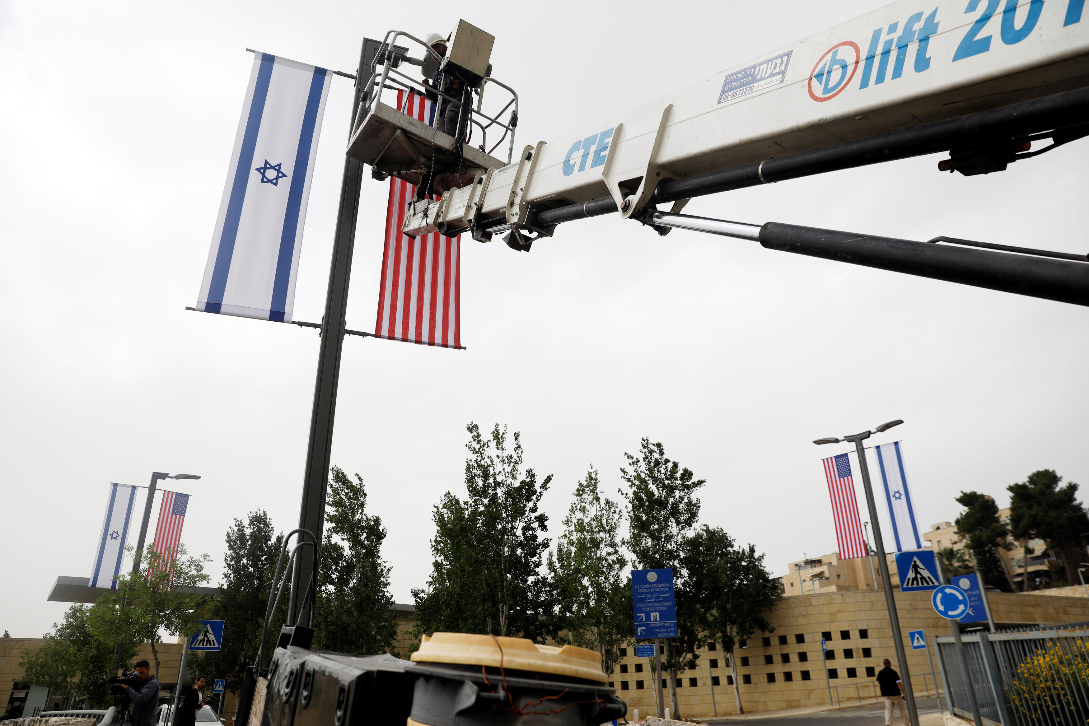 ▲▼ 美國駐以色列大使館將於2018年5月14日遷到耶路撒冷，而當地目前也掛上「美國大使館」（US Embassy）新路牌。（圖／路透社）