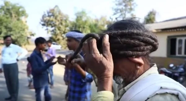▲印度老翁蓄髮53年，只因為一場夢。（圖／取自Youtube／Media Drum World TV）