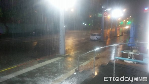 ▲▼暴雨先到！泰利颱風外圍環流掃過，大台北地區入夜後下起傾盆大雨。大雨,暴雨,豪雨,下雨示意圖（圖／記者趙蔡州攝）