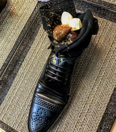 ▲▼以色列晚上的甜品是兩隻男鞋。（圖／翻攝自@segevmoshe Instagram）