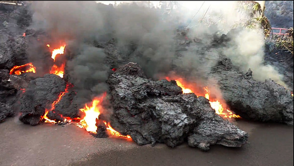 ▲▼ 夏威夷火山爆發「怪物熔岩」行走地表。（圖／達志影像／美聯社）