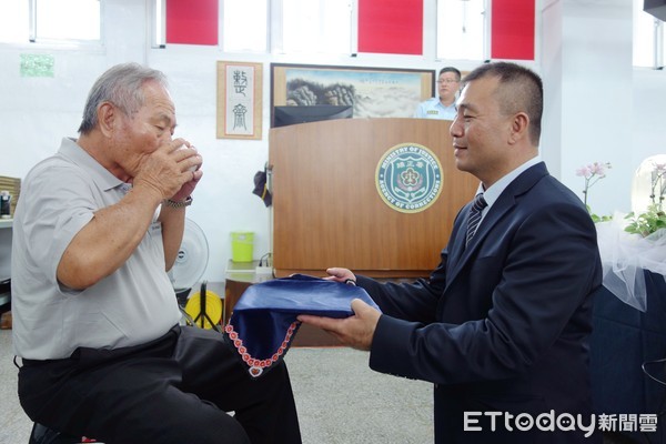 ▲鐘炯元每晚向父親奉茶並三拜，67歲的鐘三喜欣慰兒子雖然沒有賺很多錢，但是有一份正當工作，投入反毒宣導，對社會有所貢獻，到頭來，沒有讓他失望。（圖／慈濟基金會提供）