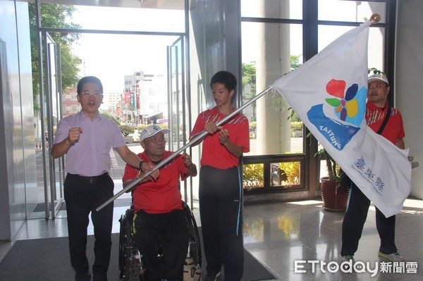 全國身心障礙國民運動會的台東縣代表隊，由黃健庭縣長親自授旗並帶頭高呼「台東！加油」提振士氣，授旗後所有選手將陸續分批前往嘉義市參加比賽。（圖／台東縣政府提供）