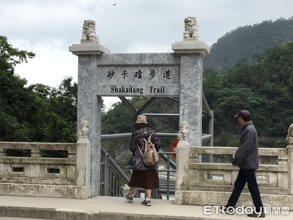 太魯閣國家公園管理處5月14日起，分別在長春祠地區及砂卡礑步道進行刷坡工程，配合工程進行將實施機動管制。（圖／記者王兆麟攝）