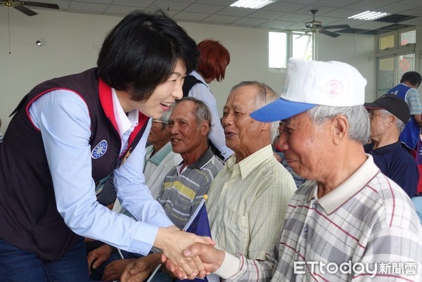 中國國民黨台東縣黨部於成功鎮舉辦縣長提名同志饒慶鈴懇託會，鎮長黃博昌、代表會主席李隆榮、副主席王東吉及全體國民黨籍代表、里長用行動表達支持。（圖／饒慶鈴辦公室提供）