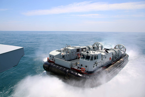 東海艦隊071型船塢登陸艦「沂蒙山艦」與726A型氣墊登陸艇進行合練。（圖／翻攝自中國軍網英文網）