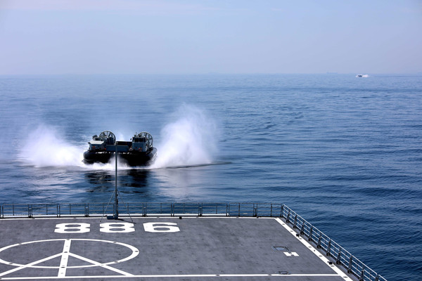 東海艦隊071型船塢登陸艦「沂蒙山艦」與726A型氣墊登陸艇進行合練。（圖／翻攝自中國軍網英文網）