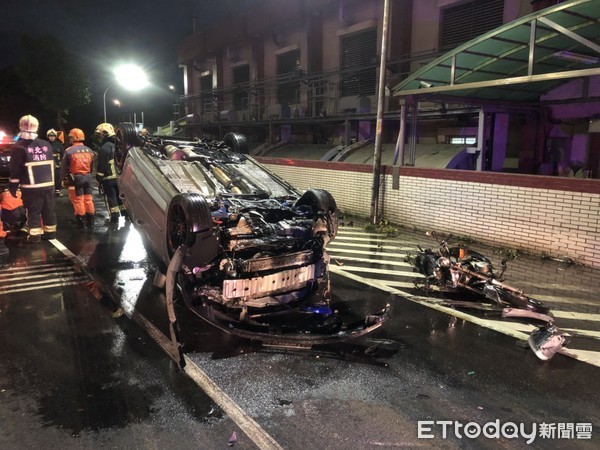 ▲▼新北市三重區酒駕男撞事故機車翻車。（圖／記者趙永博攝）