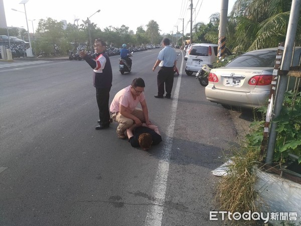 ▲台南市警六分局金華所員警，前往台南市安南區緝捕蘇姓通緝犯，員警上前逮捕壓制。（圖／記者林悅翻攝）