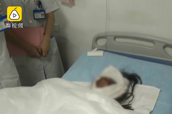 煤氣爆炸孕婦臉部焦黑全身燒燙傷　為寶寶拒用止痛藥。（圖／翻攝自一手video的秒拍）