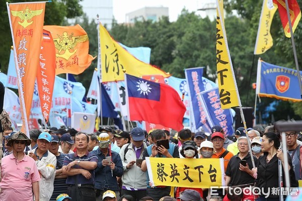 ▲八百壯士聚集立法院外。（圖／記者季相儒攝）