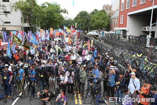 ▲反軍人年改立院外陳抗。警方戒備。八百壯士（圖／記者季相儒攝）