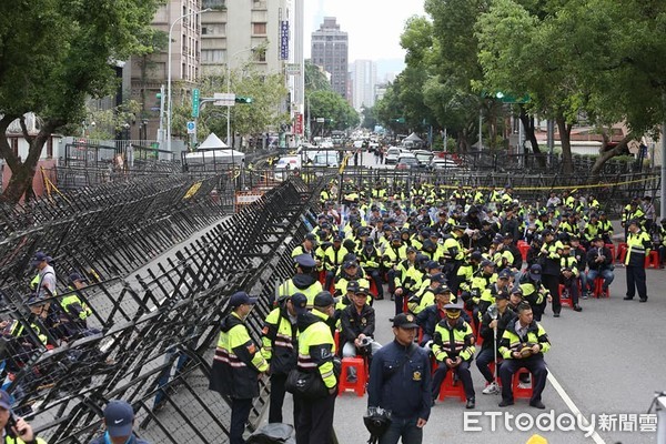 ▲反軍人年改立院外陳抗。警方戒備。八百壯士（圖／記者季相儒攝）