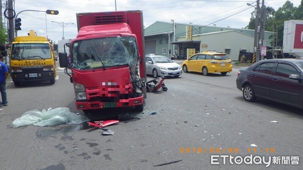 ▲▼一輛物流貨車在鳳雄營區外撞上待轉的軍用卡車             。（圖／記者汪盈姍翻攝）