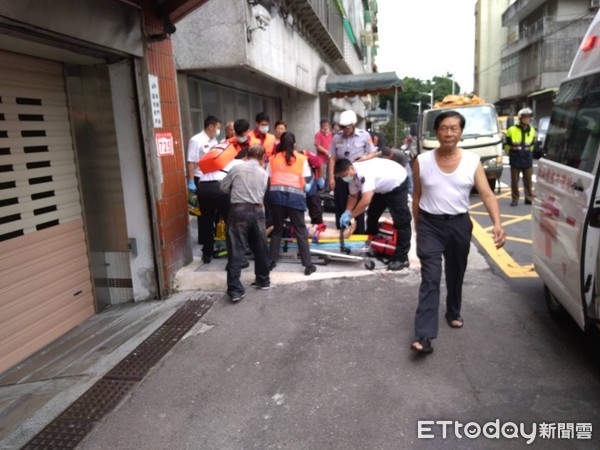 ▲北市民族東路驚傳墜樓，女負氣從5樓跳下幸無生命危險。（圖／記者柳名耕翻攝）