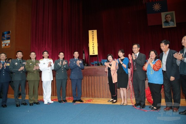 國防部與東泰高中簽立「國防培育班」合作