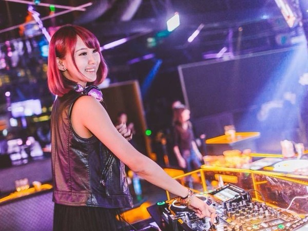 ▲▼女DJ RIVA（容筱希）。（圖／UP直播提供）