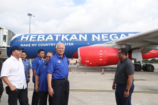 ▲總理納吉周一從沙巴飛回吉隆坡時，特別搭   乘「藍色專機」，還留下合照。（圖／翻攝自納吉推特）