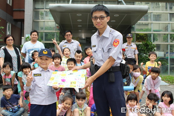 ▲▼小小萌童警局喊「我長大要當警察！」讓警看了好溫馨。（圖／記者林煒傑翻攝）