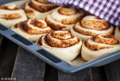 麵包店常見「夾起來再放回去」　網友兩派吵翻：我受不了