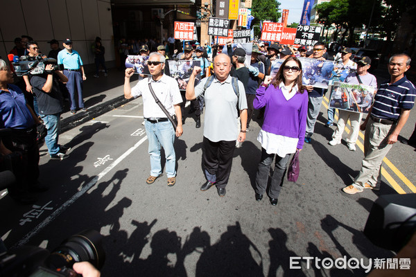 ▲▼反軍人年改抗議,反年改,吳斯懷赴中正一分局接受偵訊。（圖／記者季相儒攝）