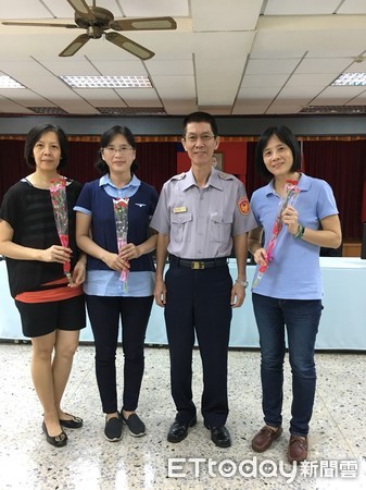 ▲台南市警五分局長吳清飛，親自前往各單位，致贈每位女性同仁美麗的康乃馨，感謝她們在工作崗位上的努力與付出。（圖／警方提供，下同）