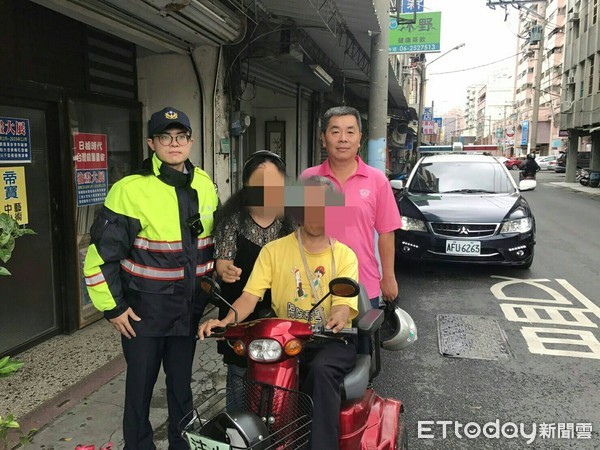 ▲台南市警五分局實踐派出所警員沈仕旻，查處王姓身障者擦撞車禍，並主動通知家屬帶王男平安返家。（圖／警方提供）