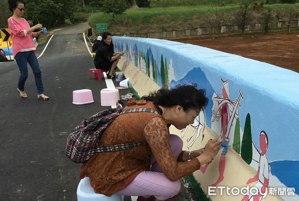 ▲▼不少好友難耐技癢，順便揮灑一下彩筆為自己留下註記。（圖／林新來提供）