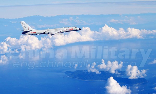 中國軍網發布轟-6K繞島巡航高清照片，清晰可見台灣本島及戰機底下的蘭嶼。（圖／翻攝自中國軍網英文版微博）