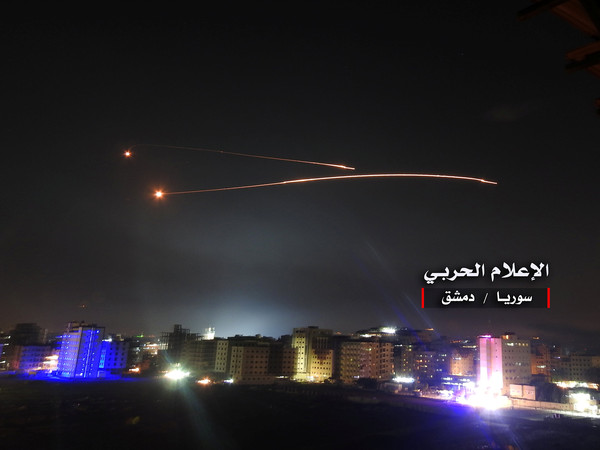 ▲▼以色列空襲，敘利亞大馬士革可見飛彈火光。（圖／路透社）