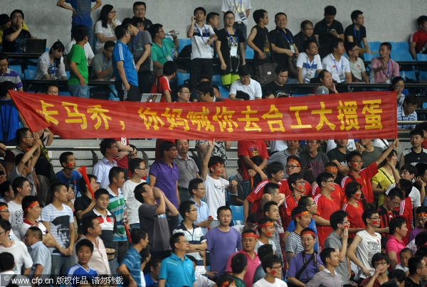 中国足球队惨败泰国 球迷跳车躁动痛批「国足