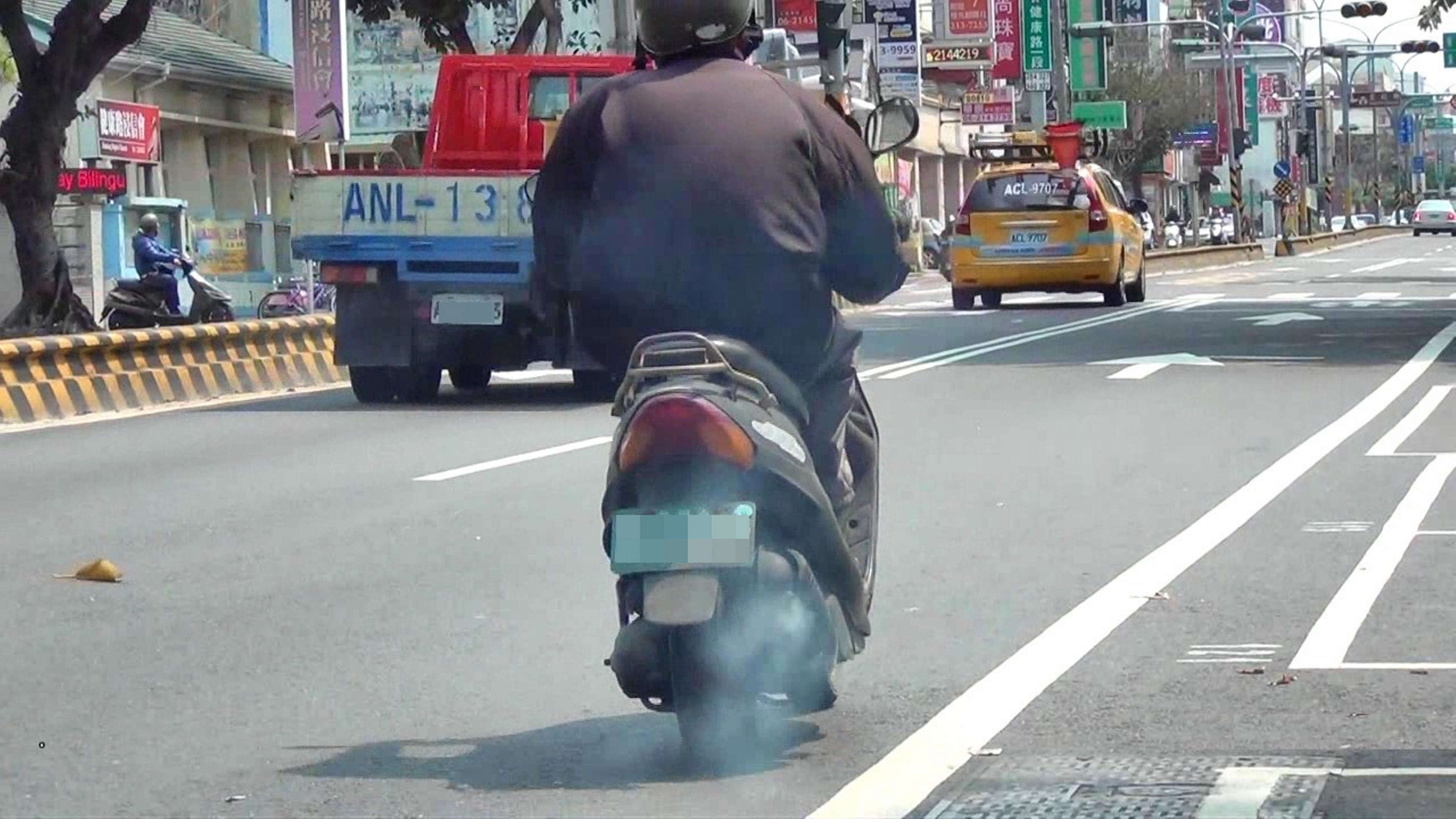 ▲二行程機車易因燃燒不完全產生青白煙，排放的碳氫化合物是四行程機車的17倍，一氧化碳約為2倍，成為空氣污染的主要因素之一。（圖／環保局提供）