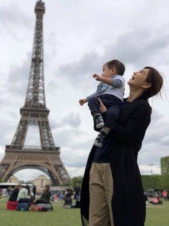▲Ella在巴黎鐵塔前與兒子合照。（圖／翻攝自陳嘉樺Ella臉書）