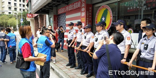 ▲▼大陳島鄉情文化促進會到台灣民政府板橋服務處丟雞蛋抗議。（圖／記者陳雕文攝）